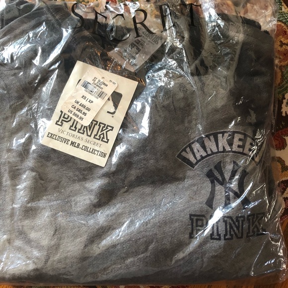 ❌SOLD❌ VS PINK - MLB - Yankees Cold Shoulder - Picture 4 of 5